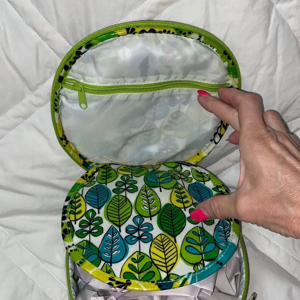 Like new VERA BRADLEY ROUND COSMETIC BAG limes up